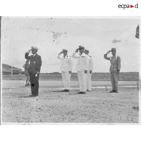 Norodom Sihanouk, roi du Cambodge, à son arrivée à l'aéroport de Tan Son Nhut salue le drapeau.