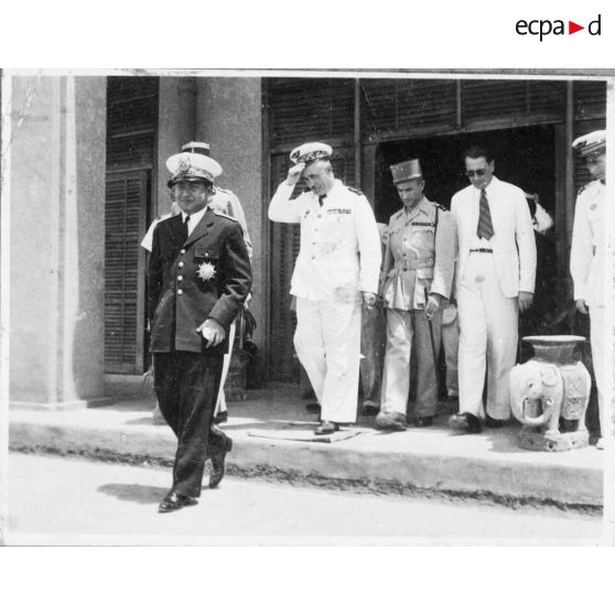 Norodom Sihanouk, le roi du Cambodge, à sa sortie de l'aéroport de Tan Son Nhut.