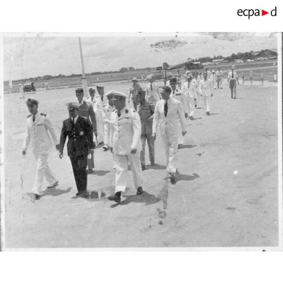 Norodom Sihanouk, le roi du Cambodge, à son arrivée à l'aéroport de Tan Son Nhut, accompagné d'un cortège d'autorités civiles et militaires.