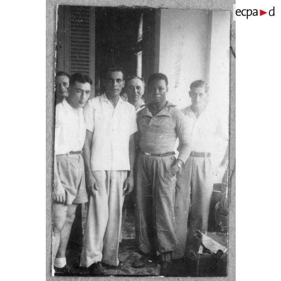 Boxeurs d'origine africaine posant pour une photo de groupe lors d'un gala de boxe à Saigon.