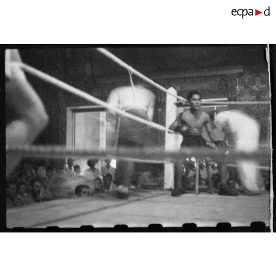 Boxeurs au coin du ring lors d'un gala de boxe à Saigon.