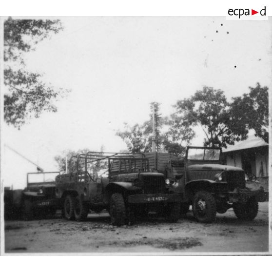 Véhicules militaires à Saigon.