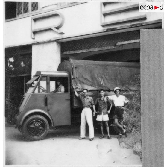 Divers modèles de camions Renault.<br>