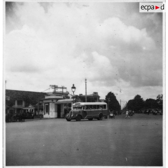 Camions et autocar dans les rues de Saigon.