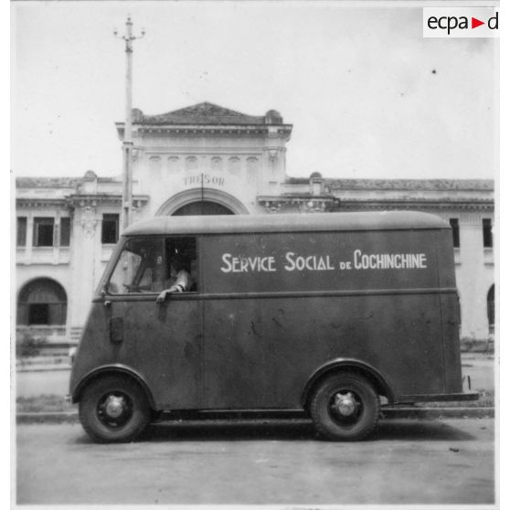 Camionnettes du Service Social de Cochinchine.
