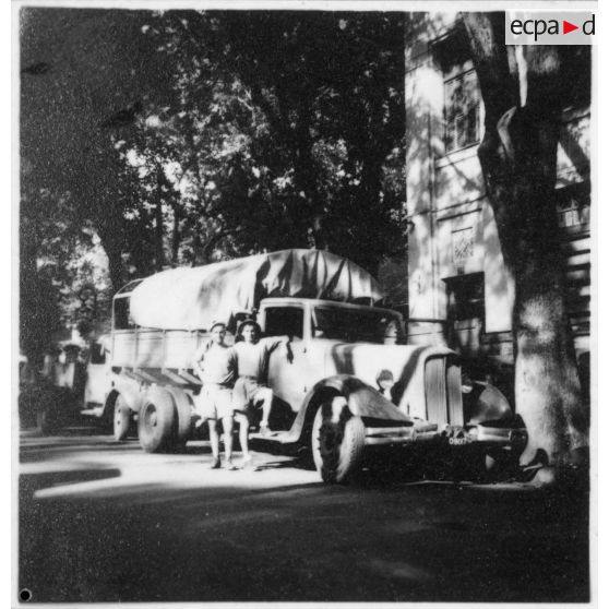 Plusieurs types de camions circulant dans les rues de Saigon.