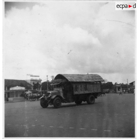 Camions circulant dans les rues de Saigon.