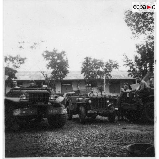 Véhicules militaires à Saigon.