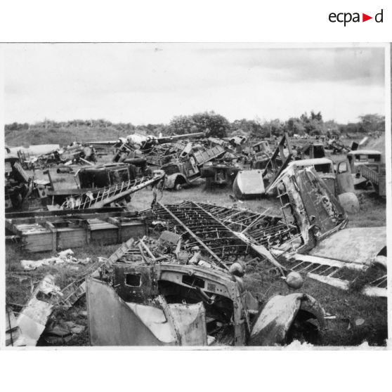 Cimetière de véhicules aux alentours de Saigon.