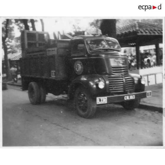 Camion LTR transportant des meubles dans une rue de Saigon.