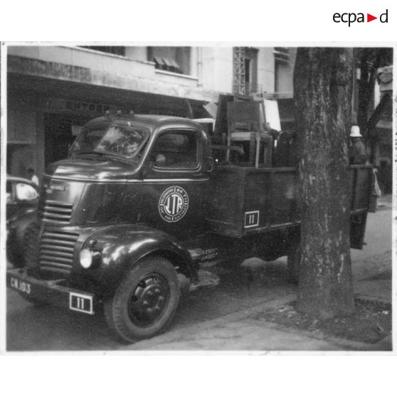 Camion LTR transportant des meubles dans une rue de Saigon.