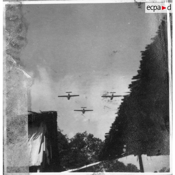 Passage d'hydravions lors du défilé du 14 juillet 1946 à Saigon.<br>