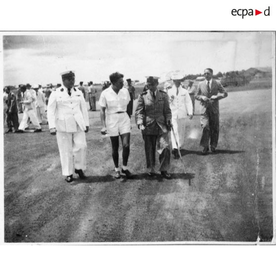 L'amiral Thierry d'Argenlieu, à son arrivée à l'aéroport de Bien Hoa discute avec plusieurs personnes. [description provisoire]