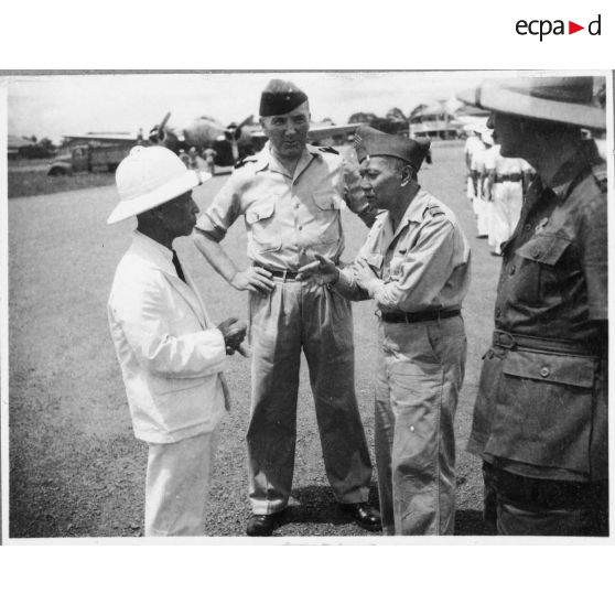Lors de l'arrivée de l'amiral Thierry d'Argenlieu à l'aéroport de Bien Hoa, Nguyen Van Thinh discute avec plusieurs personnes don le colonel Nguyen Van Xuan et le général Nyo. [description provisoire]