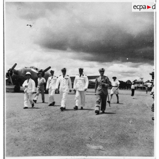 A son arrivée à l'aéroport de Bien Hoa, l'amiral Thierry d'Argenlieu passe en revue et salue les troupes en présence. [description provisoire]