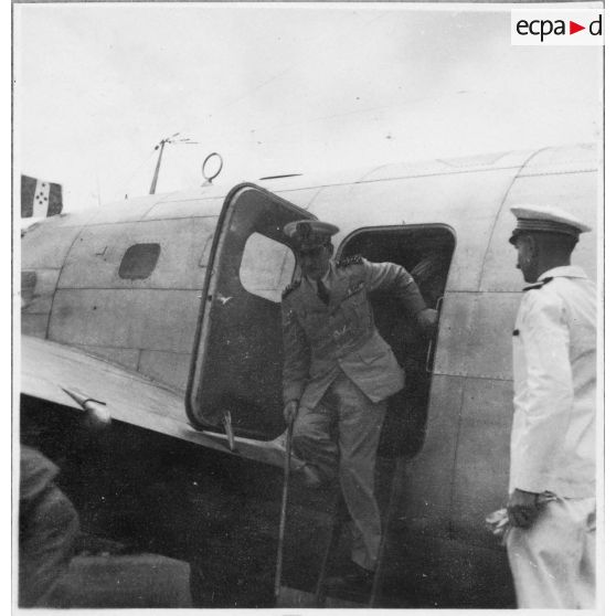 L'amiral Thierry d'Argenlieu à son arrivée à l'aéroport de Bien Hoa. [description provisoire]