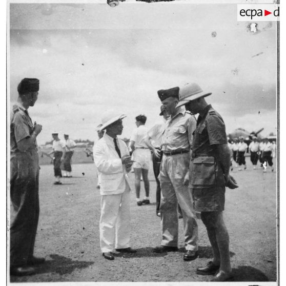 Lors de l'arrivée de l'amiral Thierry d'Argenlieu à l'aéroport de Bien Hoa, Nguyen Van Thinh discute avec plusieurs personnes don le colonel Nguyen Van Xuan et le général Nyo. [description provisoire]