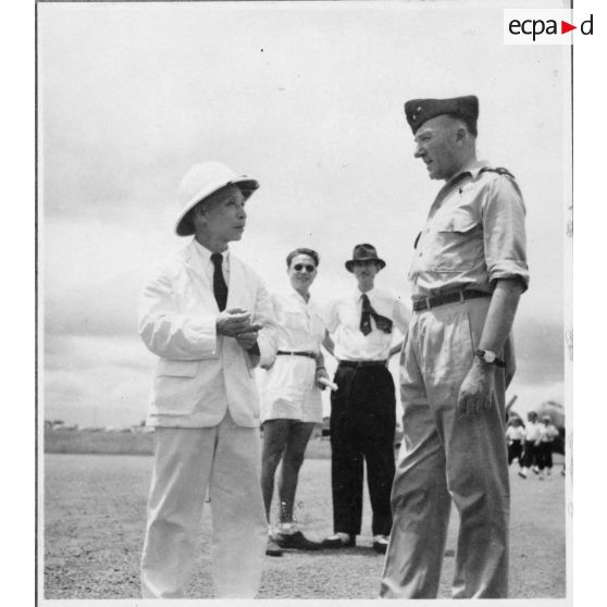 Lors de l'arrivée de l'amiral Thierry d'Argenlieu à l'aéroport de Bien Hoa, Nguyen Van Thinh discute avec plusieurs personnes don le colonel Nguyen Van Xuan et le général Nyo. [description provisoire]