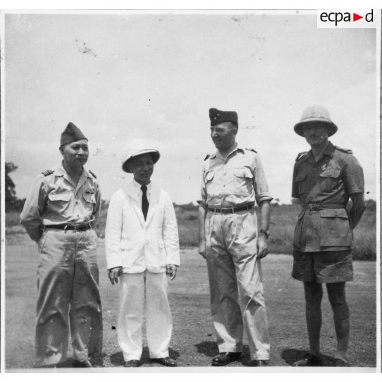 Lors de l'arrivée de l'amiral Thierry d'Argenlieu à l'aéroport de Bien Hoa, Nguyen Van Thinh discute avec plusieurs personnes don le colonel Nguyen Van Xuan et le général Nyo. [description provisoire]