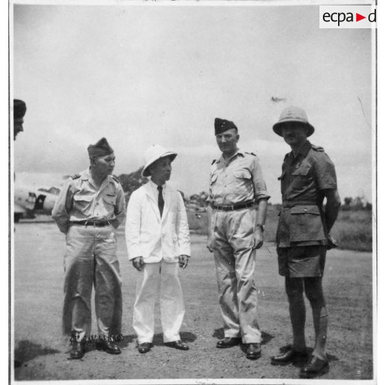 Lors de l'arrivée de l'amiral Thierry d'Argenlieu à l'aéroport de Bien Hoa, Nguyen Van Thinh discute avec plusieurs personnes don le colonel Nguyen Van Xuan et le général Nyo. [description provisoire]