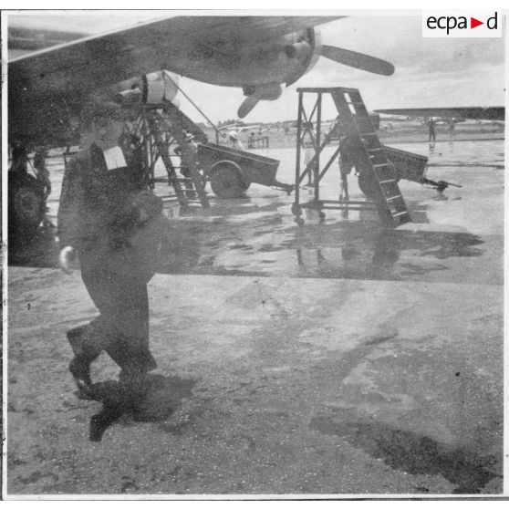 Arrivée l'aéroport de Bien Hoa, d'un pasteur venue à bord  d'un avion de transport de la compagnie Air France. [description provisoire]