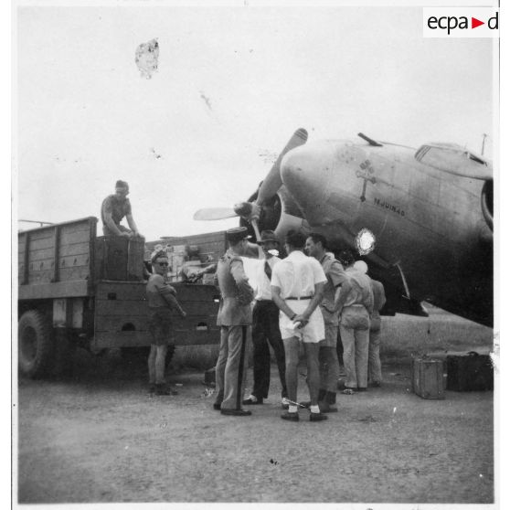 Lors de l'arrivée de l'amiral Thierry d'Argenlieu à l'aéroport de Bien Hoa, des personnels militaires et  civils discutent devant l'avion officiel: un Lockheed Electra. [description provisoire]