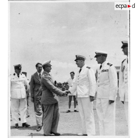 A son arrivée à l'aéroport de Bien Hoa, l'amiral Thierry d'Argenlieu sert la main au contre-amiral Gaston Graziani. [description provisoire]