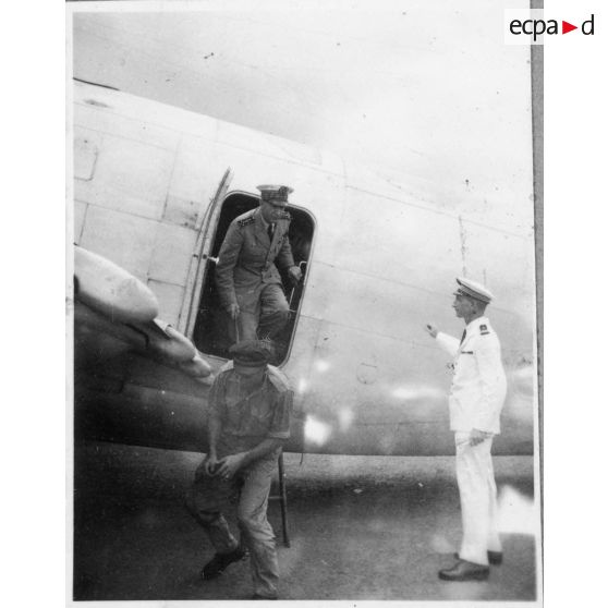 L'amiral Thierry d'Argenlieu à son arrivée à l'aéroport de Bien Hoa. [description provisoire]