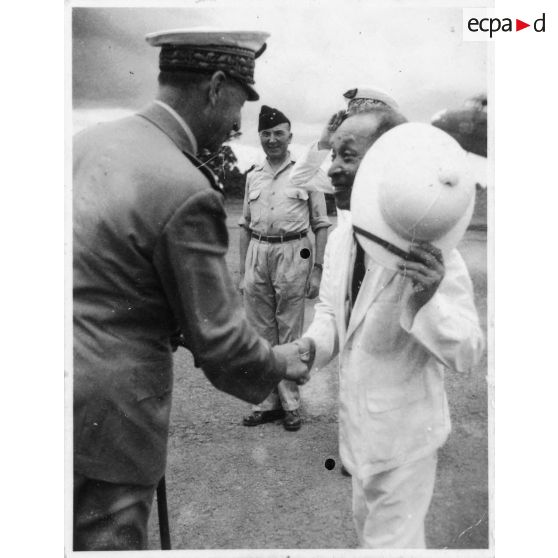 A son arrivée à l'aéroport de Bien Hoa, l'amiral Thierry d'Argenlieu sert la main à Nguyen Van Thinh. [description provisoire]