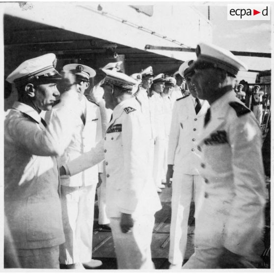 Dans le port de Saigon, l'amiral Thierry d'Argenlieu visite la frégate "Le Tonkinois". [description provisoire]