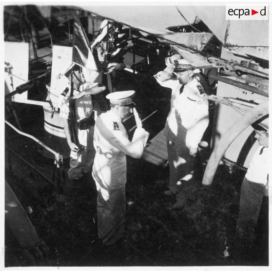L'amiral Thierry d'Argenlieu, lors d'une visite aux avisos "Le Chevreuil" et  "La Gazelle" et à la frégate "Le Tonkinois" dans le port de Saigon, salue le contre-amiral Gaston Graziani. [description provisoire]