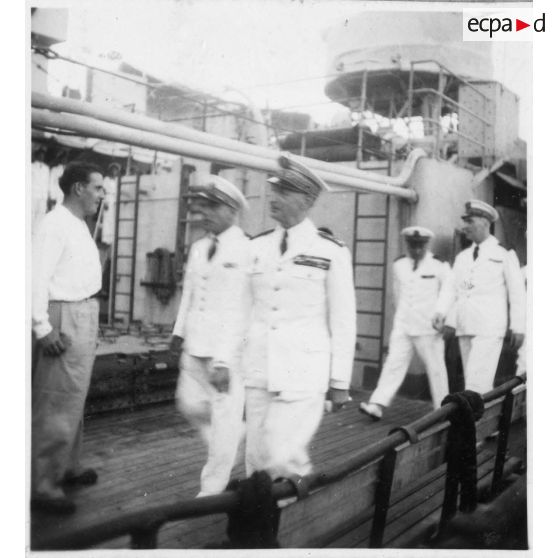 Dans le port de Saigon, l'amiral Thierry d'Argenlieu  visite les les avisos "Le Chevreuil" et  "La Gazelle" ainsi que la frégate "Le Tonkinois". [description provisoire]