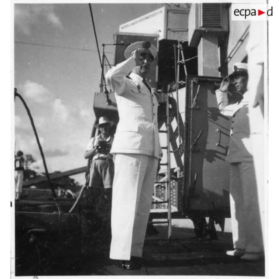 Dans le port de Saigon, l'amiral Thierry d'Argenlieu visite la frégate "Le Tonkinois". [description provisoire]