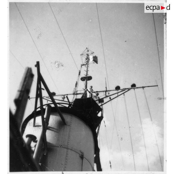 Le jours de la visite de l'amiral Thierry d'Argenlieu, à bord de la frégate "Le Tonkinois", des marins se tiennent sur une plateforme au bord de la cheminé du navire. [description provisoire]