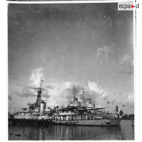 La frégate "Le Tonkinois" mouille dans les eaux du port de Saigon. [description provisoire]