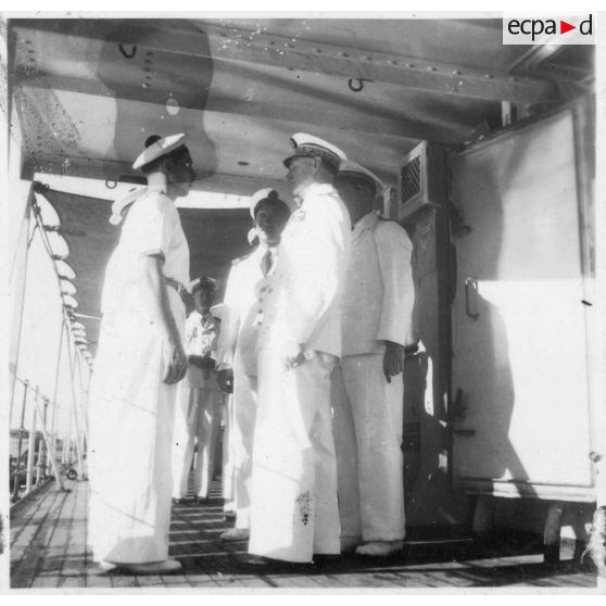 Dans le port de Saigon, lors d'une visite aux avisos "Le Chevreuil" et "La Gazelle" et à la frégate "Le Tonkinois" , l'amiral Thierry d'Argenlieu passe en revue les hommes d'équipage. [description provisoire]