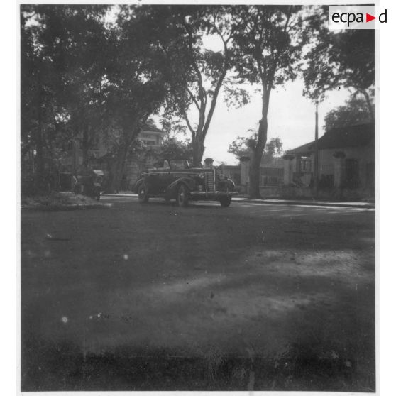 L'amiral Thierry d'Argenlieu arrive dans le port de Saigon, pour une visite aux avisos "Le Chevreuil" et "La Gazelle" et à la frégate "Le Tonkinois". [description provisoire]