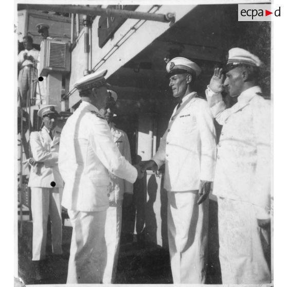Dans le port de Saigon, l'amiral Thierry d'Argenlieu visite la frégate "Le Tonkinois". [description provisoire]
