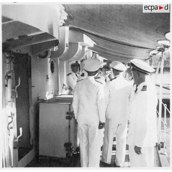 Dans le port de Saigon,  lors d'une visite aux avisos "Le Chevreuil" et  "La Gazelle" et à la frégate "Le Tonkinois", l'amiral Thierry d'Argenlieu discute avec les officiers superieurs d'un des bâtiments. [description provisoire]