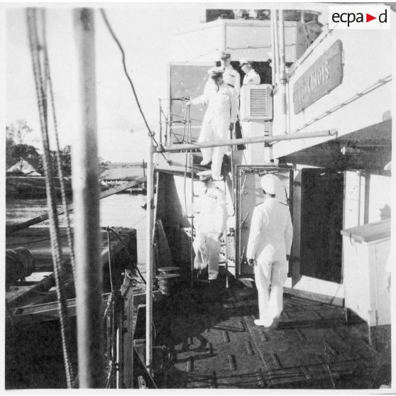 Dans le port de Saigon, l'amiral Thierry d'Argenlieu  visite la frégate "Le Tonkinois". [description provisoire]