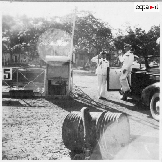 L'amiral Thierry d'Argenlieu arrive dans le port de Saigon, pour une visite aux avisos "Le Chevreuil" et "La Gazelle" et à la frégate "Le Tonkinois". [description provisoire]