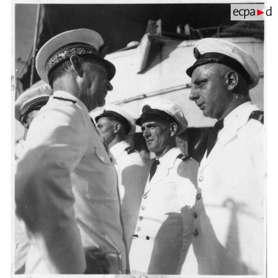 Dans le port de Saigon, lors d'une visite aux avisos "Le Chevreuil" et  "La Gazelle" et à la frégate "Le Tonkinois", l'amiral Thierry d'Argenlieu passe en revue  les officiers mariniers de l' un des bâtiments. [description provisoire]