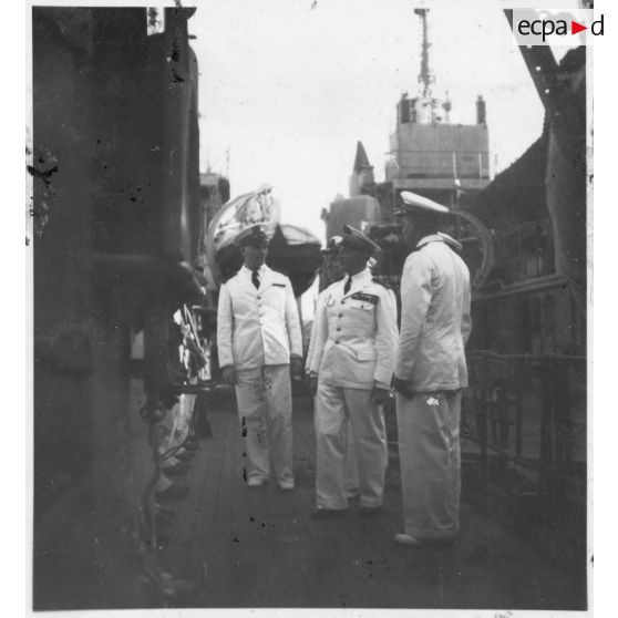 Dans le port de Saigon, l'amiral Thierry d'Argenlieu  visite les les avisos "Le Chevreuil" et  "La Gazelle" ainsi que la frégate "Le Tonkinois". [description provisoire]