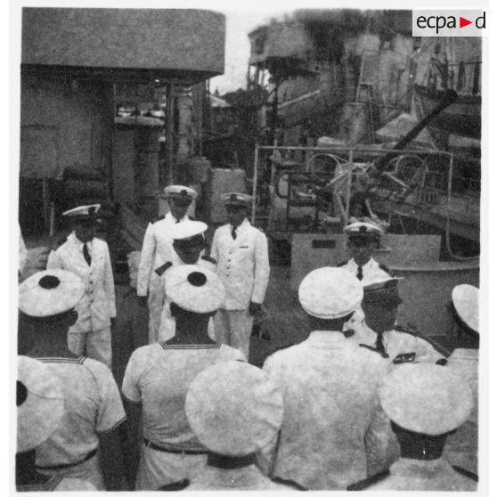 Dans le port de Saigon, lors d'une visite aux avisos "Le Chevreuil" et "La Gazelle" et à la frégate                  "Le Tonkinois", l'amiral Thierry d'Argenlieu passe en revue les troupes embarquées sur l'un des bâtiments. [description provisoire]