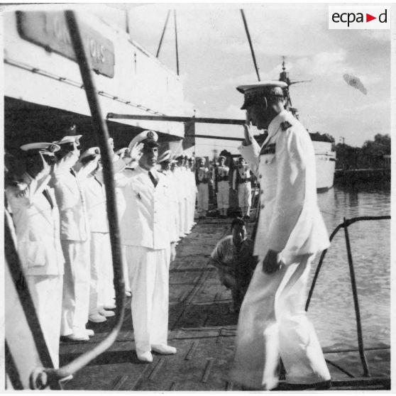 Dans le port de Saigon, l'amiral Thierry d'Argenlieu visite la frégate "Le Tonkinois". [description provisoire]