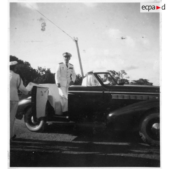 L'amiral Thierry d'Argenlieu arrive dans le port de Saigon, pour une visite aux avisos "Le Chevreuil" et "La Gazelle" et à la frégate "Le Tonkinois". [description provisoire]