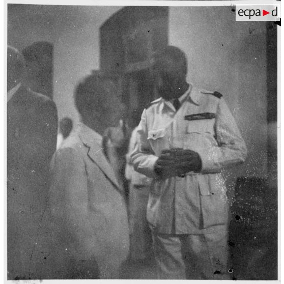 Dans son palais, Nguyen Van Thinh échange quelques mots avec un général de division lors de la réception donnée pour le général Jean Etienne Valluy. [description provisoire]