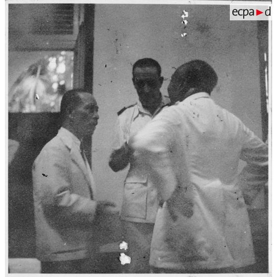 Dans son palais, Nguyen Van Thinh échange quelques mots avec un général de division lors de la réception donnée pour le général Jean Etienne Valluy. [description provisoire]