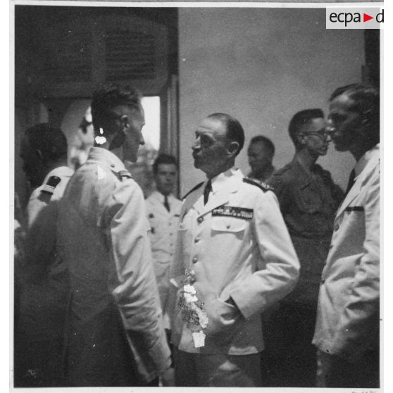 L'amiral Thierry d'Argenlieu discute avec les invités lors de la réception du général Jean-Etienne Valluy au palais du président Nguyen Van Thinh. [description provisoire]