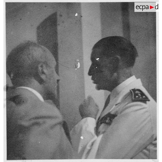 L'amiral Thierry d'Argenlieu discute avec les invités lors de la réception du général Jean-Etienne Valluy au palais du président Nguyen Van Thinh. [description provisoire]